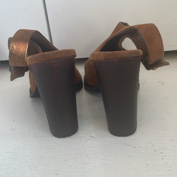 Lord & Taylor brown suede heels size 8 - Picture 3 of 6